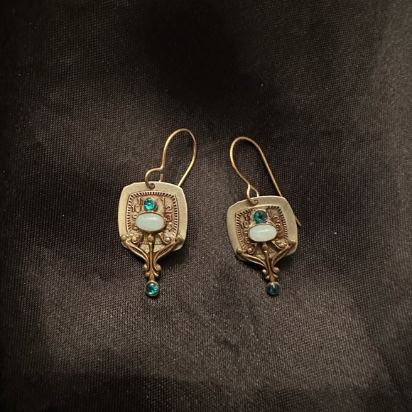 Charming vintage style earrings. Look closely they are a clock face. - Picture 2 of 3